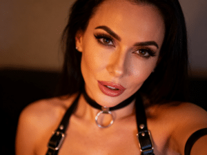 BDSM Cam Girl mit Lederharness und Halsband