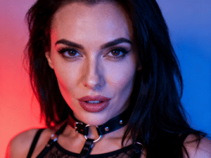 BDSM Camsex Girl mit schwarzem Lederharness